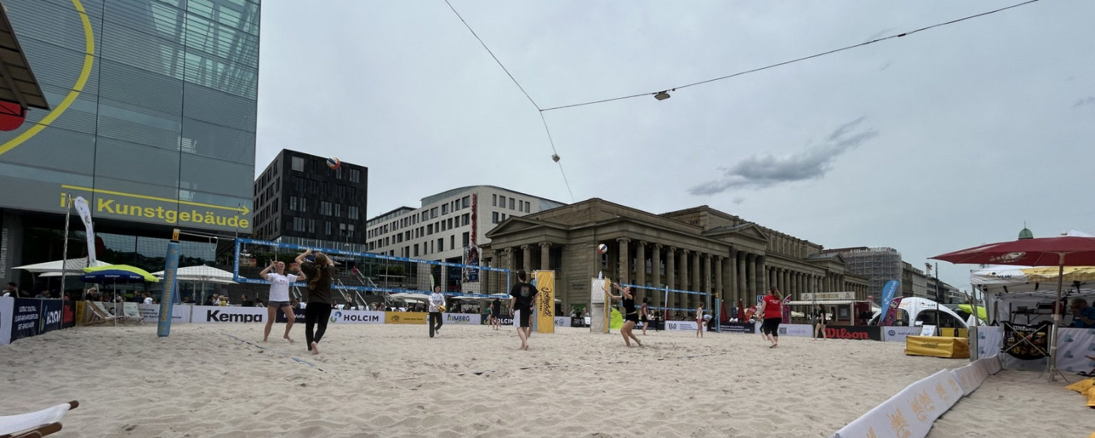 Jahrgangsstufe 2 auf den Beachfeldern in der Innenstadt